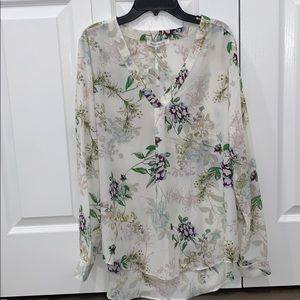$6 w/ bundle: White Flowery Top (blouse)